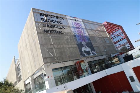 Fotografía del Museo Gabriela Mistral de Vicuña con personas en un evento cultural