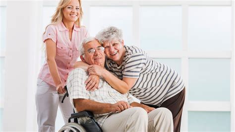 Mujer y hombre de la tercera edad riéndose, con vestimenta casual sentados en un sofá. La imagen busca transmitir compañerismo y comunidad.