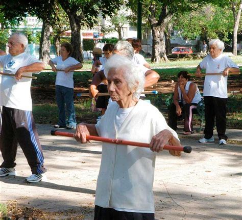 Foto temática: Adulto mayor en Cuba con bastón, reflejando el envejecimiento poblacional