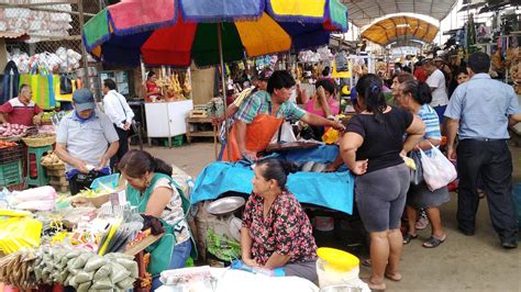 Foto: Adulto mayor realizando trabajo informal en un mercado callejero