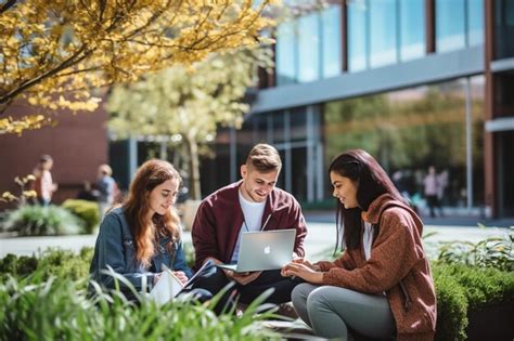 Fotografía de jóvenes estudiando o interactuando en un campus universitario, representando la superación y el futuro