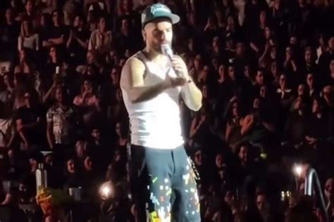 Maluma en concierto regañando a una fan con un bebé