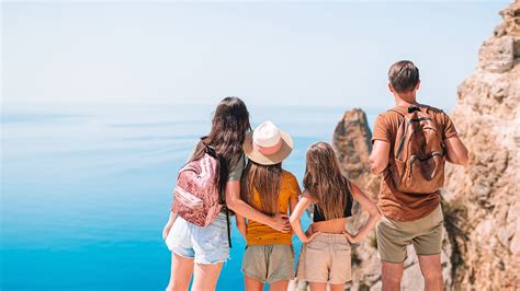 familia de jubilados disfrutando viaje