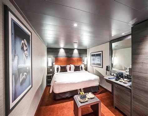 Interior de un camarote de un crucero residencial con mobiliario moderno