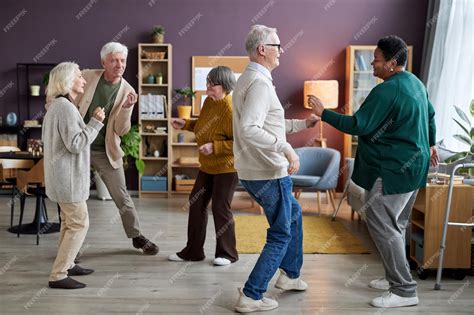 Foto de personas mayores bailando en una caseta municipal