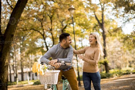 Pareja mayor sonriente disfrutando de su tiempo libre en un parque