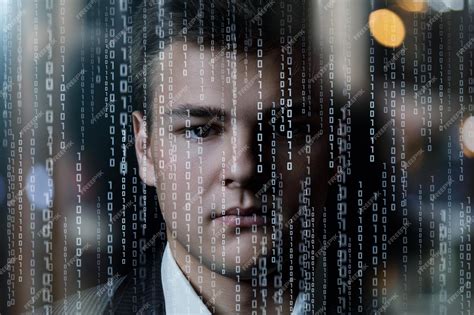 Hacker en primer plano usando un portátil y rodeado de códigos binarios