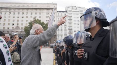 Fotografía de un grupo de jubilados marchando con pancartas frente al Congreso