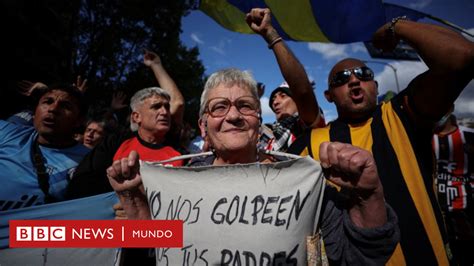 Foto de simpatizantes de equipos de fútbol marchando junto a jubilados