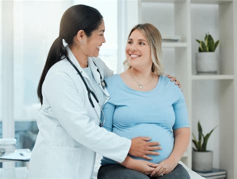 foto de una mujer embarazada recibiendo apoyo en un entorno de salud