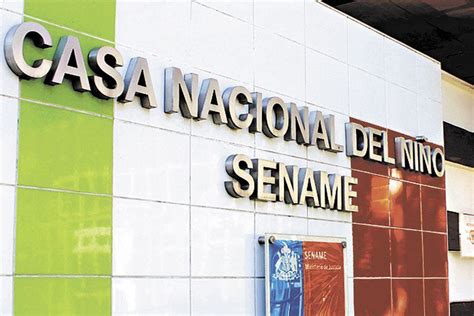 imagen de un centro del Sename, mostrando su infraestructura y un grupo de niños en el patio