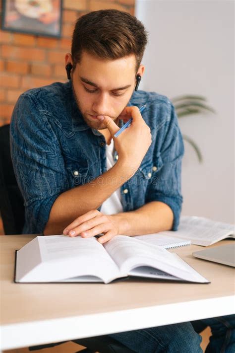 Foto de un joven reflexivo en un entorno de estudio o biblioteca