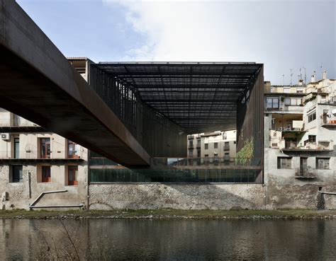 Foto aérea del proyecto de RCR Arquitectes mostrando la integración en la manzana del Eixample