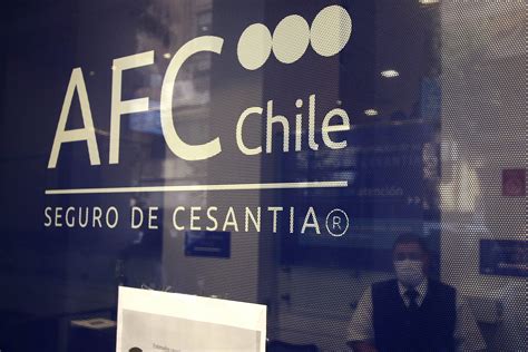 Esquema visual que explica el funcionamiento general del Seguro de Cesantía en Chile, mostrando aportes y beneficios