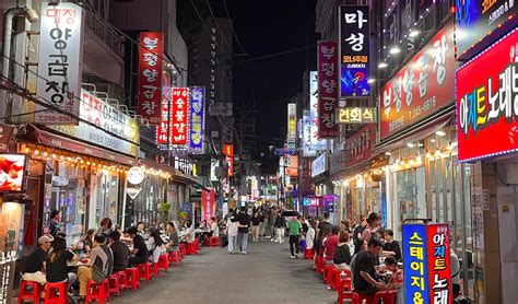 Foto temática de una persona mayor en un entorno urbano de Corea del Sur