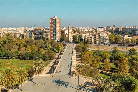 Foto aérea o panorámica de una feria o plaza ciudadana con diversos stands