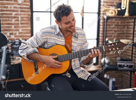 Fotografía de una persona mayor tocando la guitarra con concentración y disfrute