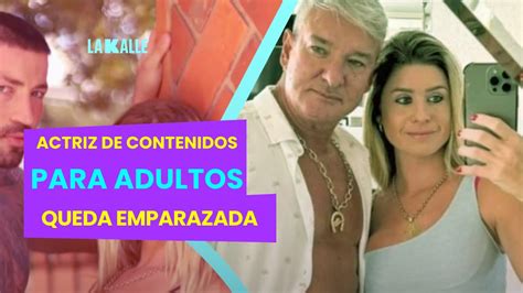 Fotografía temática de una actriz de contenido para adultos con una expresión enérgica y segura.