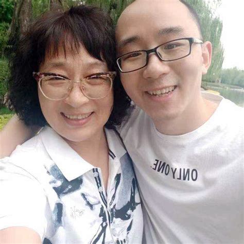 El emotivo abrazo de Li Jingzhi y Mao Yin en su reencuentro