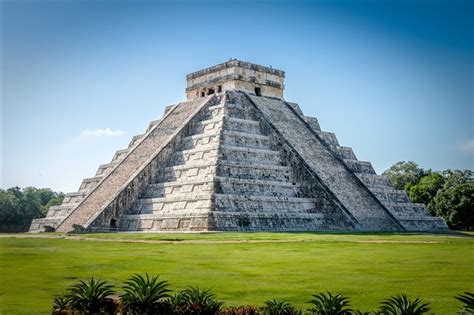 fotografia de una pequeña piramide maya en la península de Yucatan
