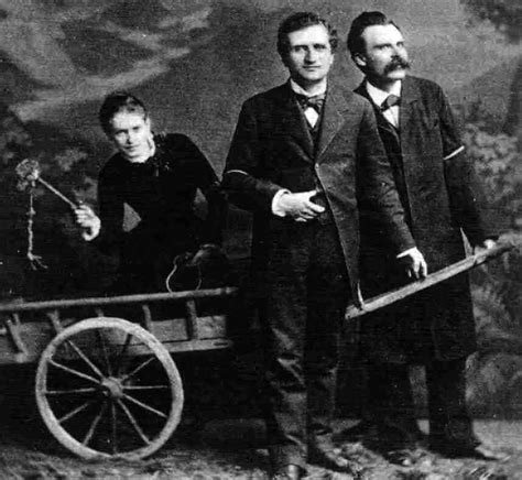 Fotografía de Lou Andreas-Salomé con Nietzsche y Paul Rée y un látigo en una carreta