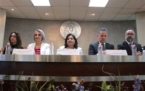 Foto temática de una reunión interinstitucional para la protección de la infancia o profesionales dialogando sobre derechos humanos