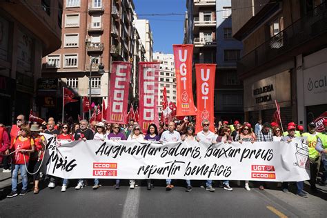 Fotografía de una manifestación de trabajadores de organismos colaboradores del Sename exigiendo mejores condiciones y transparencia