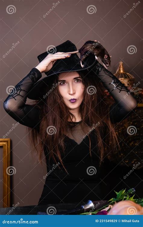 Representación de una bruja vestida de negro en un ambiente sombrío.