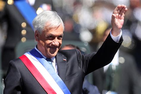 Foto de Sebastián Piñera en un contexto de entrevista radial