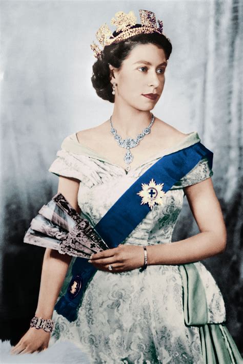Foto de la Reina Isabel II en un traje moderno