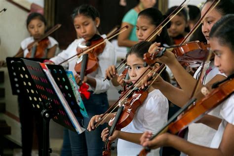Foto histórica de niños tocando instrumentos en la Orquesta Sinfónica de Niños de La Serena (1964)