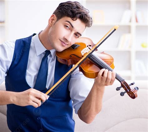 Foto de un músico joven tocando el violín en una orquesta sinfónica