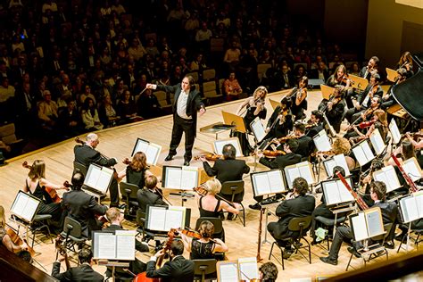 Foto de una orquesta juvenil en un concierto, destacando al concertino o a los jefes de fila
