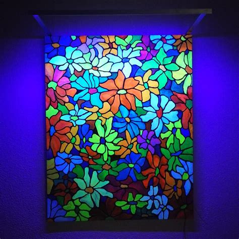 Obras de arte fluorescentes expuestas bajo luz ultravioleta.