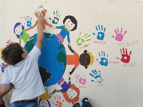 Mural en Bulnes que representa derechos de la niñez.