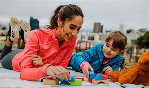 Foto de una au pair feliz con su familia anfitriona en un momento cotidiano
