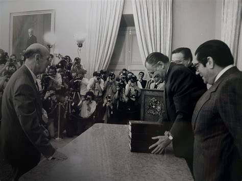 Patricio Aylwin recibiendo el Informe Rettig o en un acto conmemorativo de derechos humanos