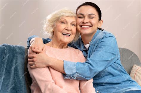 Foto de Linda y Helene, hija cuidando a su madre anciana