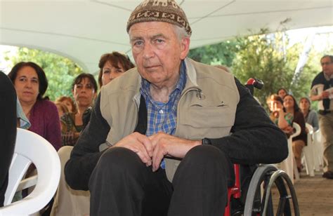 Foto temática de Pierre Dubois, sacerdote, en un contexto de activismo social o con la comunidad