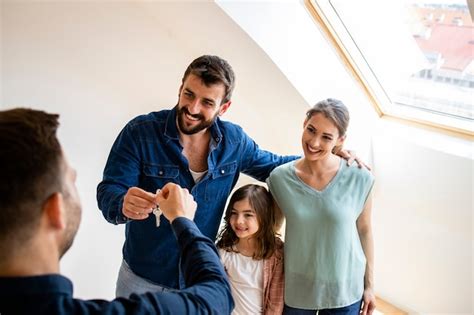 Foto temática: familia recibiendo llaves de su nueva casa