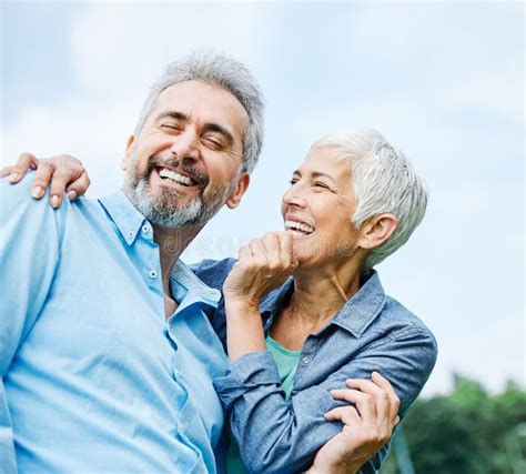 Foto temática: pareja de adultos mayores celebrando