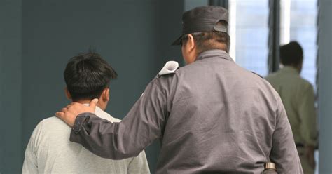 Infografía mostrando la evolución de la presencia de menores en centros penitenciarios en Chile desde 1990.