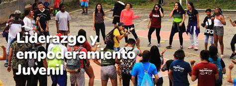 Foto de jóvenes en una charla de Red Egresa o imagen de empoderamiento juvenil