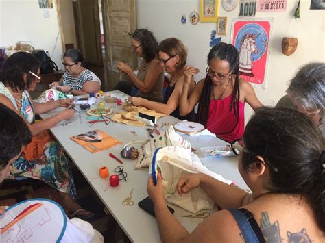 Grupo de mujeres Teletón bordando en un taller