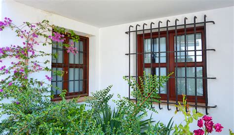 Foto de una casa con rejas reforzadas o una ventana que muestra signos de forzamiento