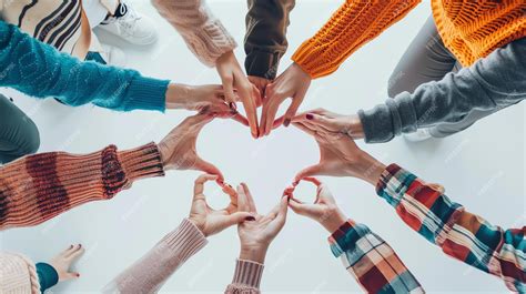 Imagen de manos entrelazadas o un grupo de apoyo, simbolizando el abrazo a la vulnerabilidad y el apoyo mutuo.
