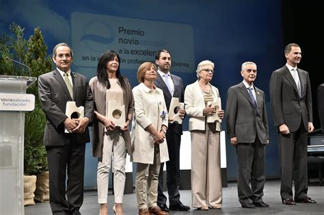 Fotografía de la entrega de premios en un evento educativo o social.