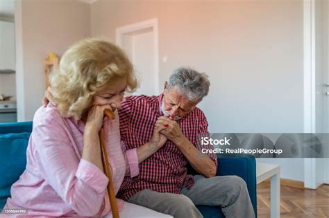 Pareja mayor comunicándose y apoyándose mutuamente