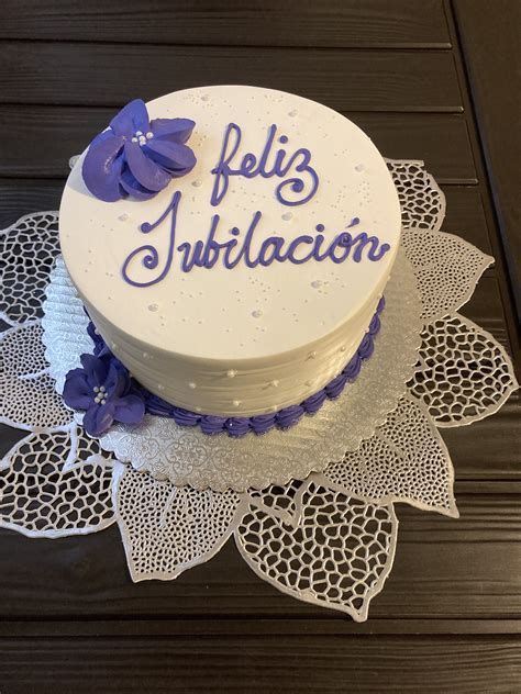 fotografía de un pastel de jubilación y botellas de brindis