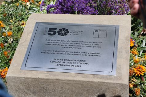 Imagen de un memorial o placa conmemorativa para las víctimas del incendio